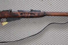 T-5375Valmistaja: TikkakoskiKal: 7.65 x 53RAseen numero: 60871Kunto: Erittäin hyväInfo: Suomalainen variaatio, valmistettu  1944. Suomalainen loimukoivutukki. Numerotarkka. Ase lähes uuden veroinen, mukana hihna.Lähtöhinta: €80.00Myyjä: Martti Pajala